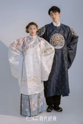 -现代经典婚纱摄影