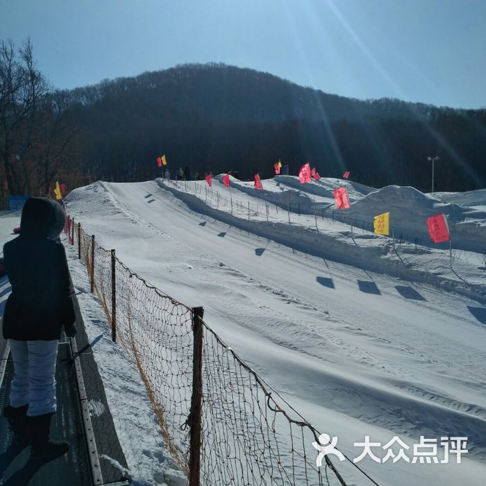 鸣山绿洲滑雪场是苏图片