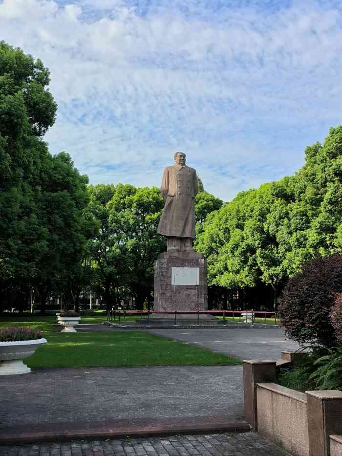 的梦想家2022年4月2日打分回想起来,因为疫情,复旦好久都没让人进去了