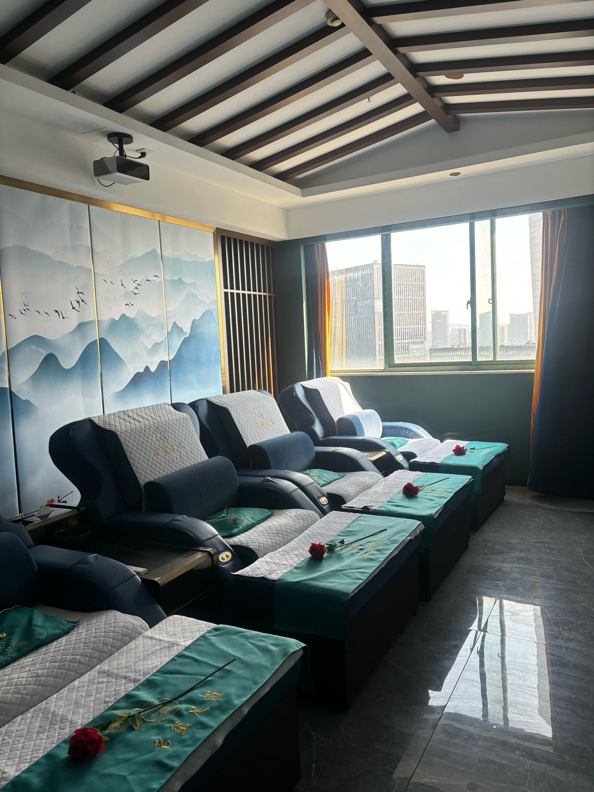 这家足浴店环境不错,有独立卫生间,停车方