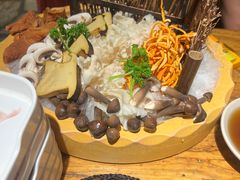 -老牌坊云南鱼豆花火锅(爱建店)
