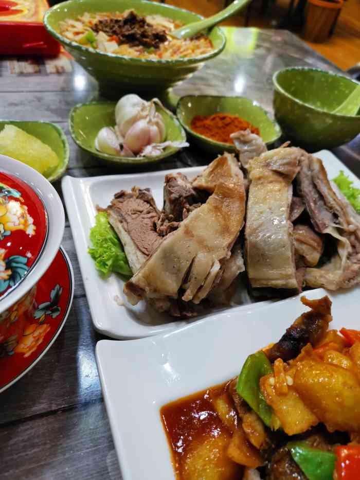 万客聚手抓羊肉餐厅-"位于二楼的一间餐厅,位置不错,抬头就能看.