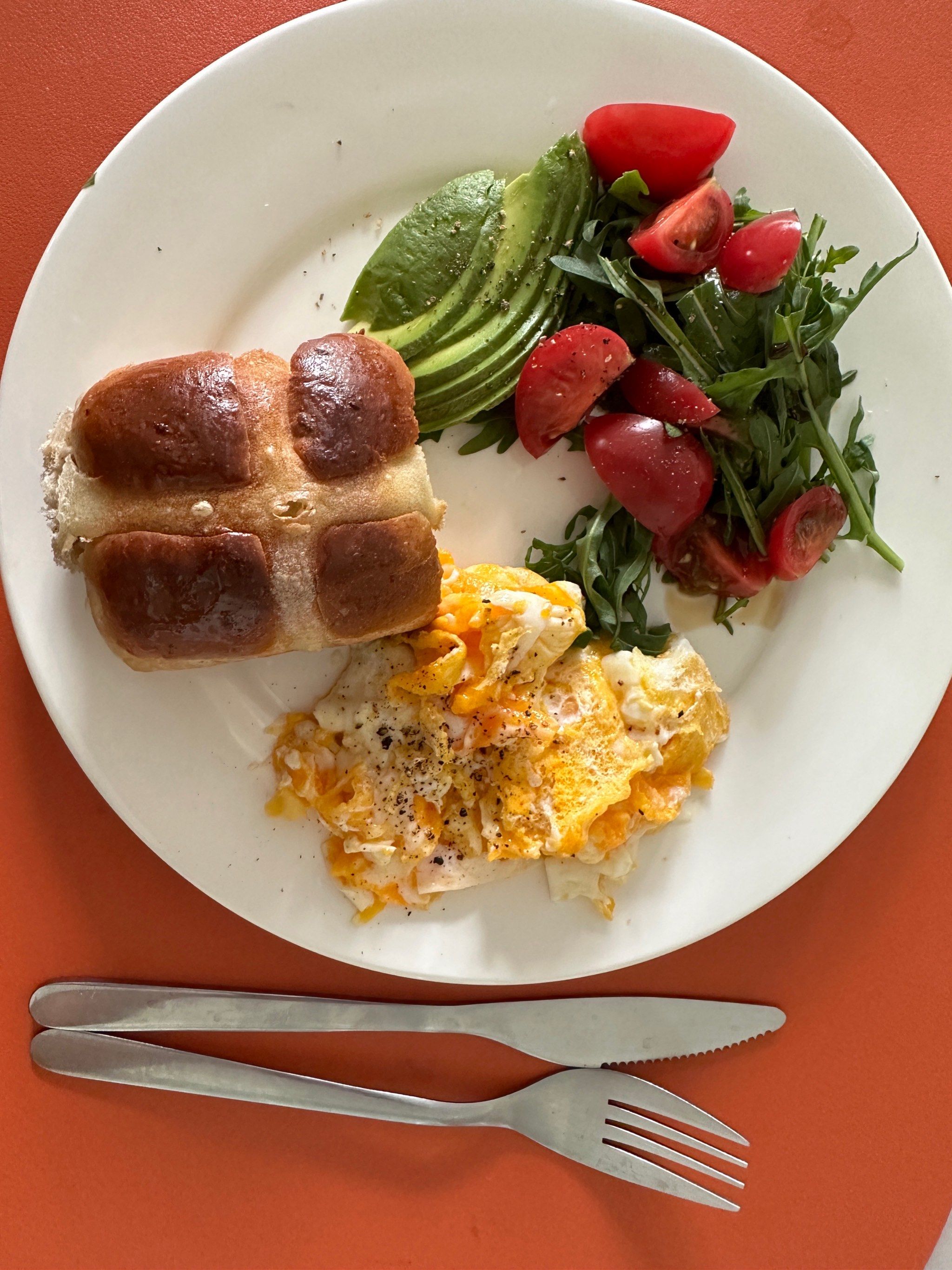 复活节十字面包早餐