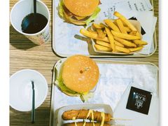轻食纯手工单层芝士牛肉堡-牛纽塔·牛人堡(群众路店)