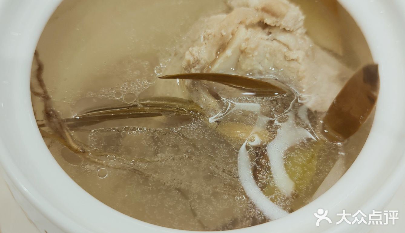 「山海味•中餐厅」地址挺好找的，在阶梯上面