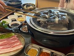 -围炉肉舍•炭烤活鳗•丹东海鲜烤肉(步行街店)