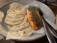 烟熏三文鱼配烤饺子皮和芥末籽酱-BOR Eatery(安福路店)