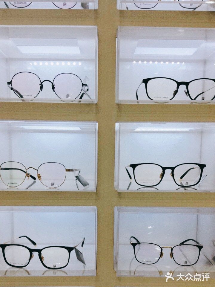 眼镜的款式多种多样的选镜框的宝宝有没有挑花眼呢感觉选镜框就像选衣服一样要搭配各种衣服的颜色还要头发的颜色也是一门挺大的学问的每次选框都要挑来挑去想选宝一样找不同的人来帮自己参考所以选一个适合的镜框也是挺不容易的