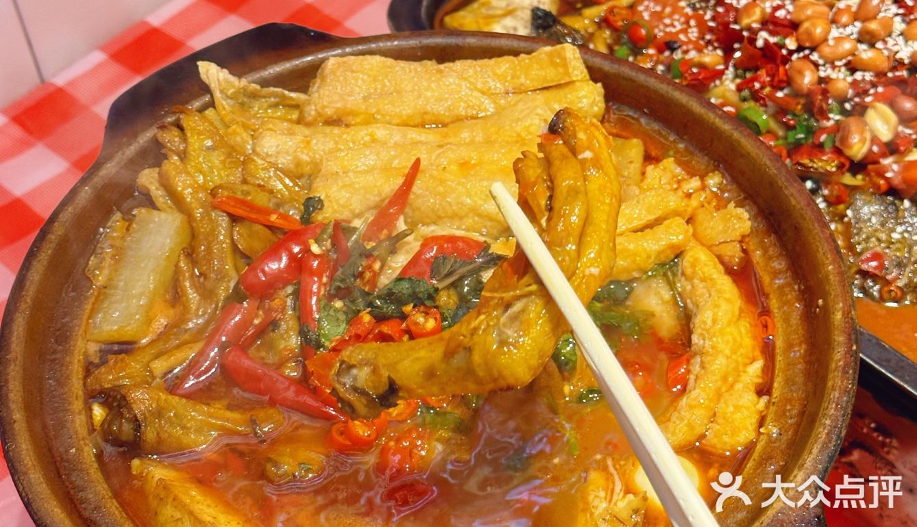 阳朔西街超地道的螺蛳鸭脚煲！！ 