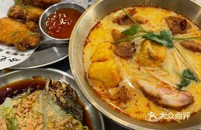 Tom Yum Chicken Rice Noodles
