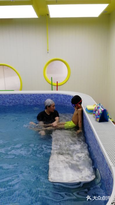 33度婴幼儿游泳拓展训练馆图片