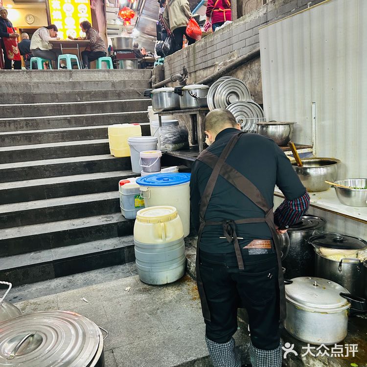 朝天门有重庆最大的批发市场，每天凌晨三四点