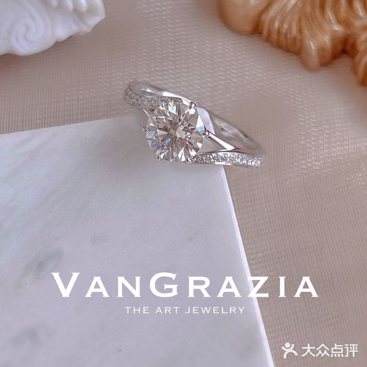 青岛钻戒💍你是心头一热，也是不动声色