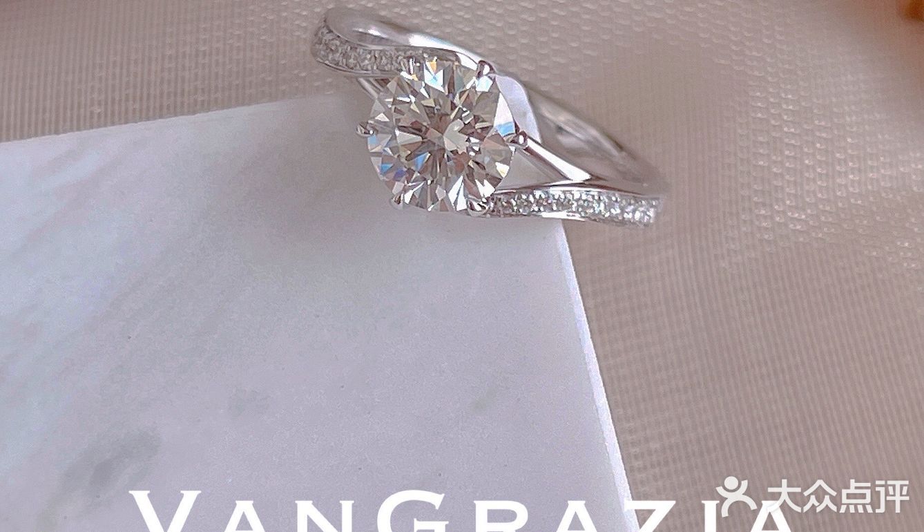 青岛钻戒💍你是心头一热，也是不动声色