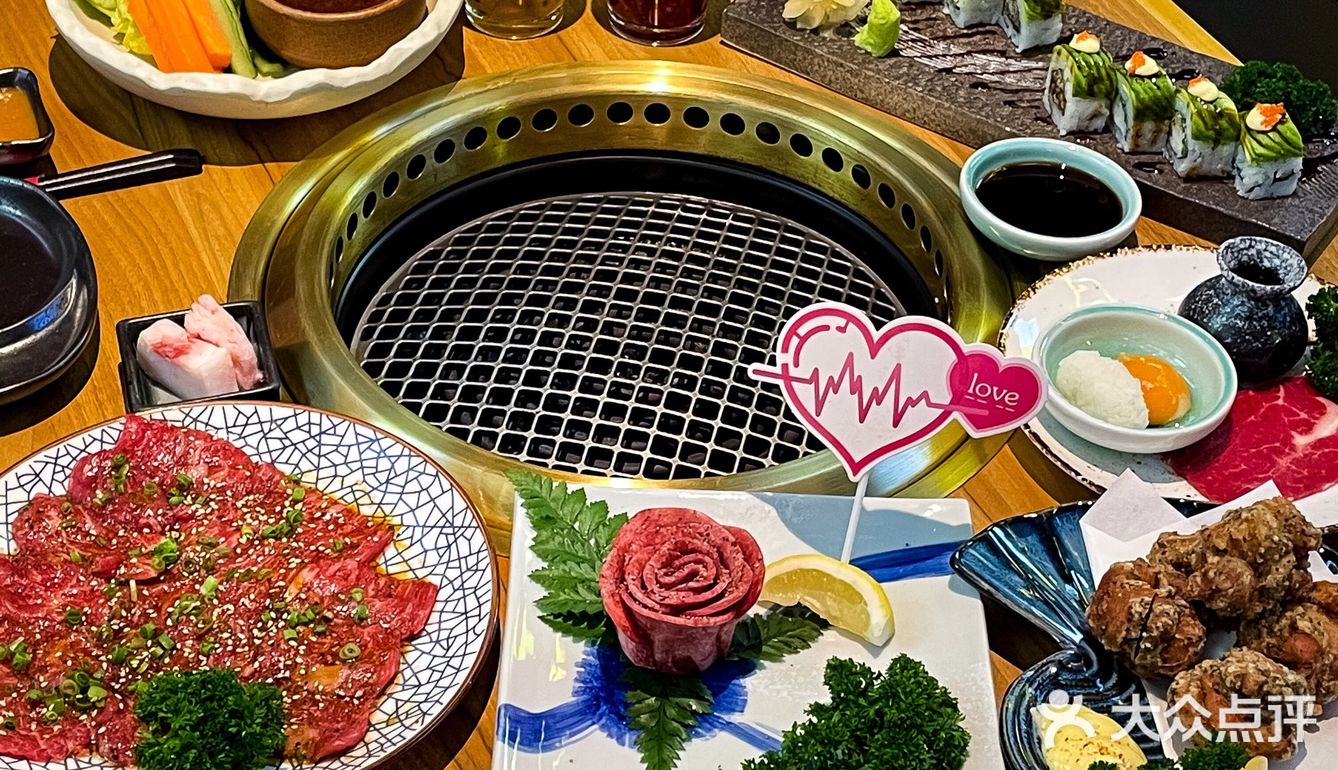 第一次在电车里吃烤肉太有意思了