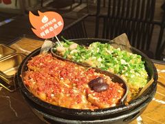 -何师烧烤·小龙虾·江湖川菜·精酿啤酒(成温店)