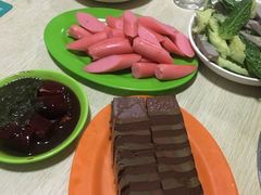 -洞庭洲·防空洞火锅·烧烤·铜锅涮肉(新百广场店)