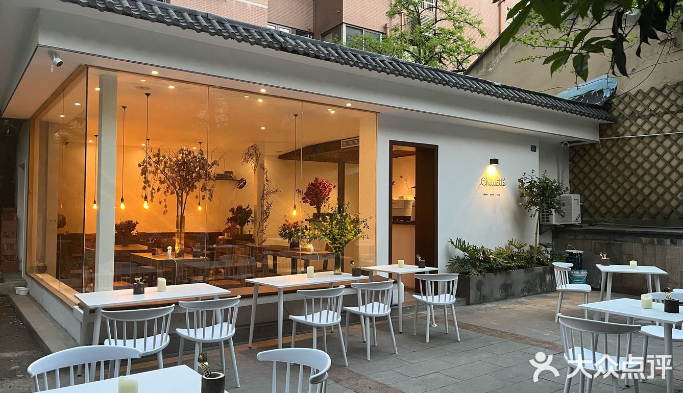 浪漫的街边花园咖啡甜品店