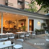 浪漫的街边花园咖啡甜品店