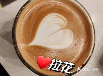 ##0元玩转这座城 这家咖啡店比较小巧，但门口有圣诞