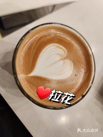 ##0元玩转这座城 这家咖啡店比较小巧，但门口有圣诞