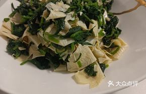 Spinach with Pig Skin Strips
