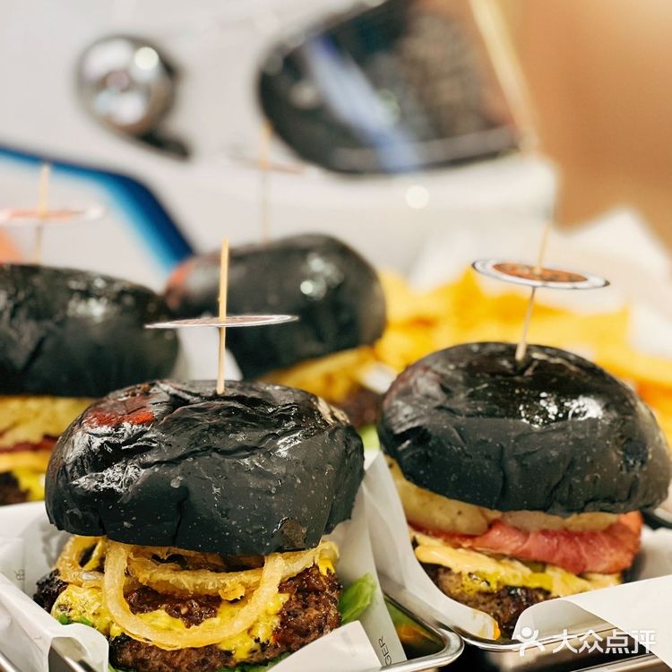 这个黑，到底是什么黑！“黑”汉堡可太酷啦！