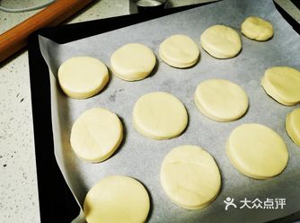 司康饼(scone）是英式快速面包  它的名字是由苏