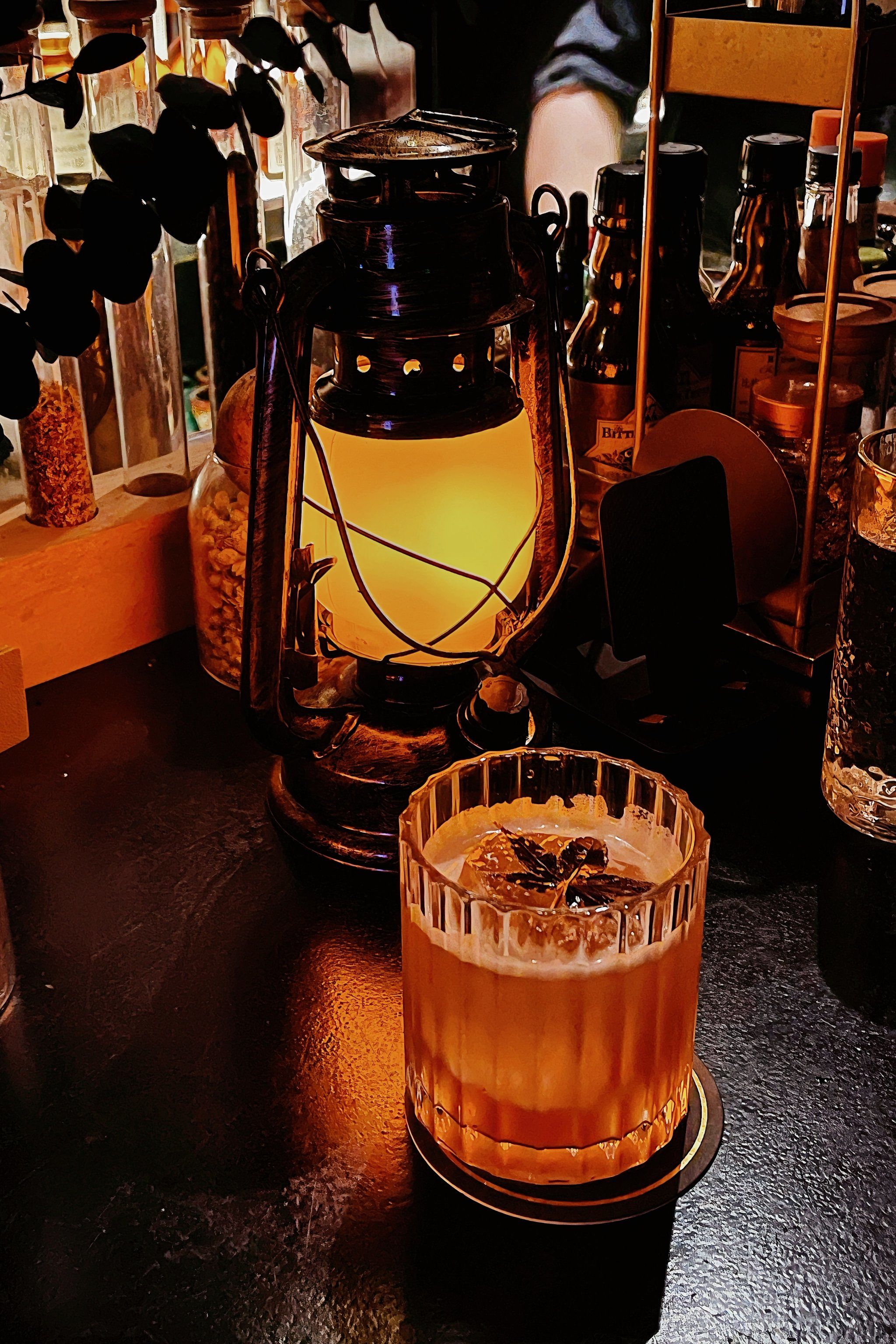 无论是在派对上还是在酒吧里,鸡尾酒总是能够给人带来无尽的惊喜和