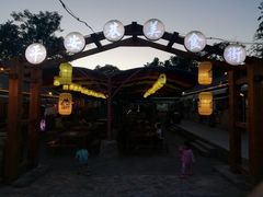 -百里峡七彩艺术小镇