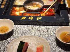 -老牌坊云南鱼豆花火锅(哈西万达店)