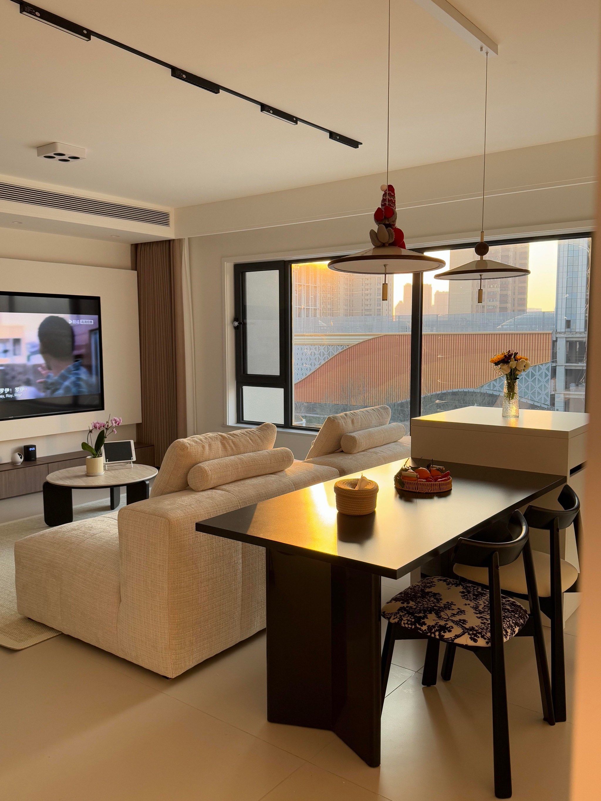 我家建面132,套内99平,横厅户型
装修事一直秉承着轻硬装,重软装