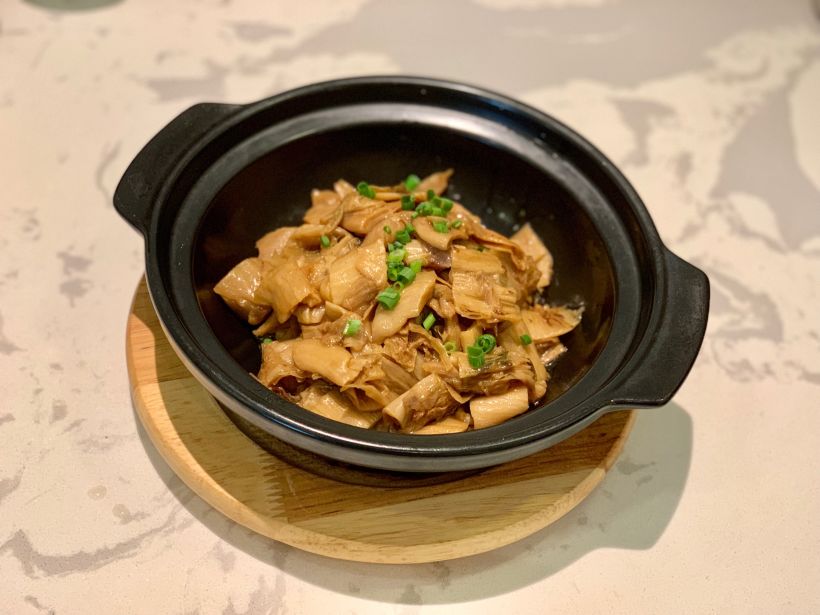 「客家菜干煲」 菜干是经过暴晒再盛装在容器里发酵,吃起来还是也比较