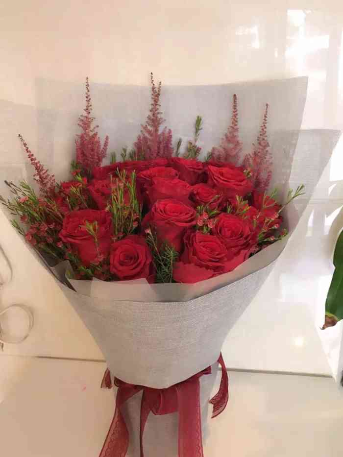 打分 女朋友收到漂亮的花花,非常的开心,决定求婚时再找你们家.