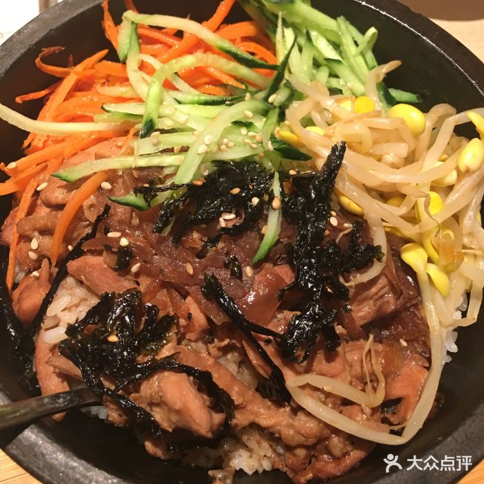 新石器烤肉(五福天虹店)黑椒腿鸡肉石锅拌饭图片