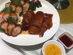 烧鹅拼金沙叉烧-朱仔记食府(江南大道店)