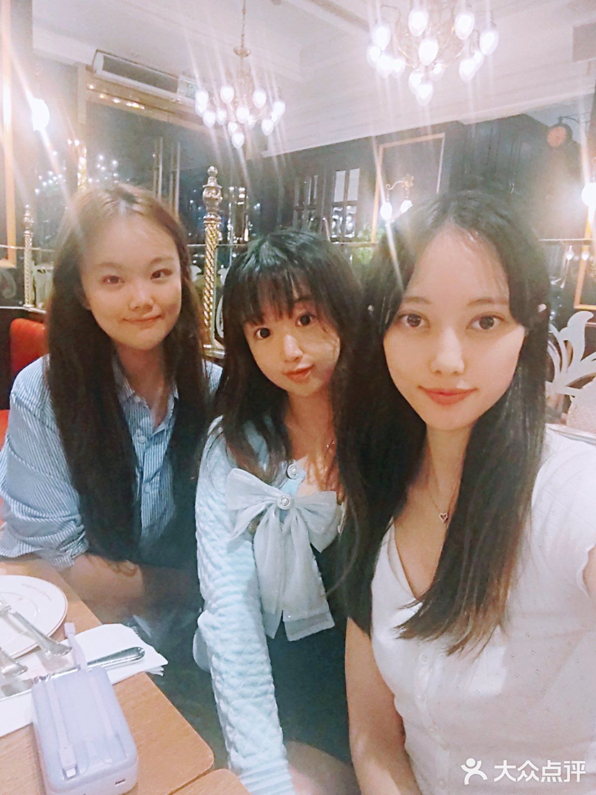 姐妹情[爱心]在红酒与牛排之间