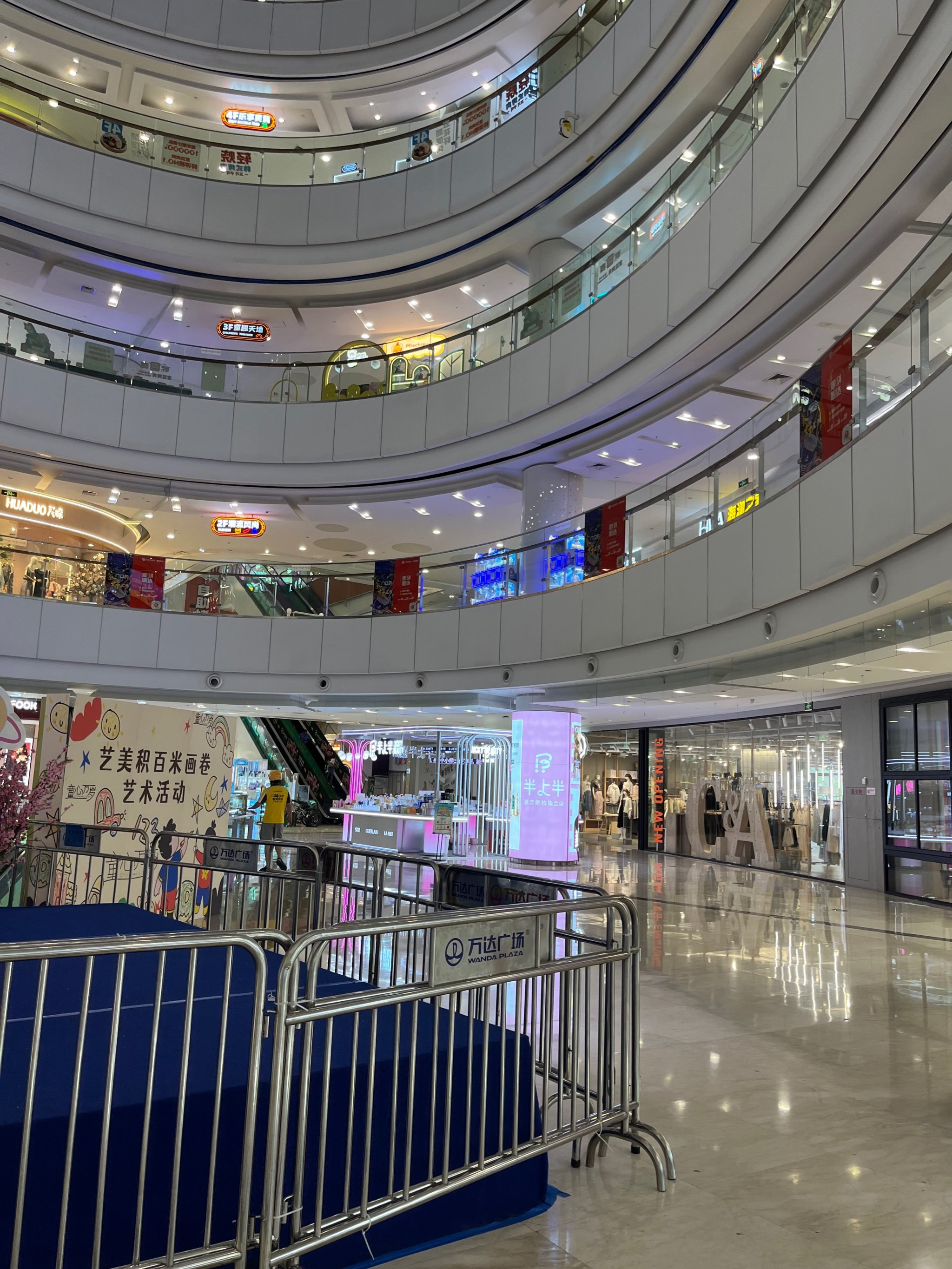 盘龙城万达广场里好热闹