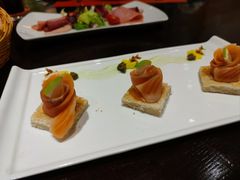 烟熏三文鱼玫瑰花开口三明治-上海金陵紫金山大酒店·汇海餐厅