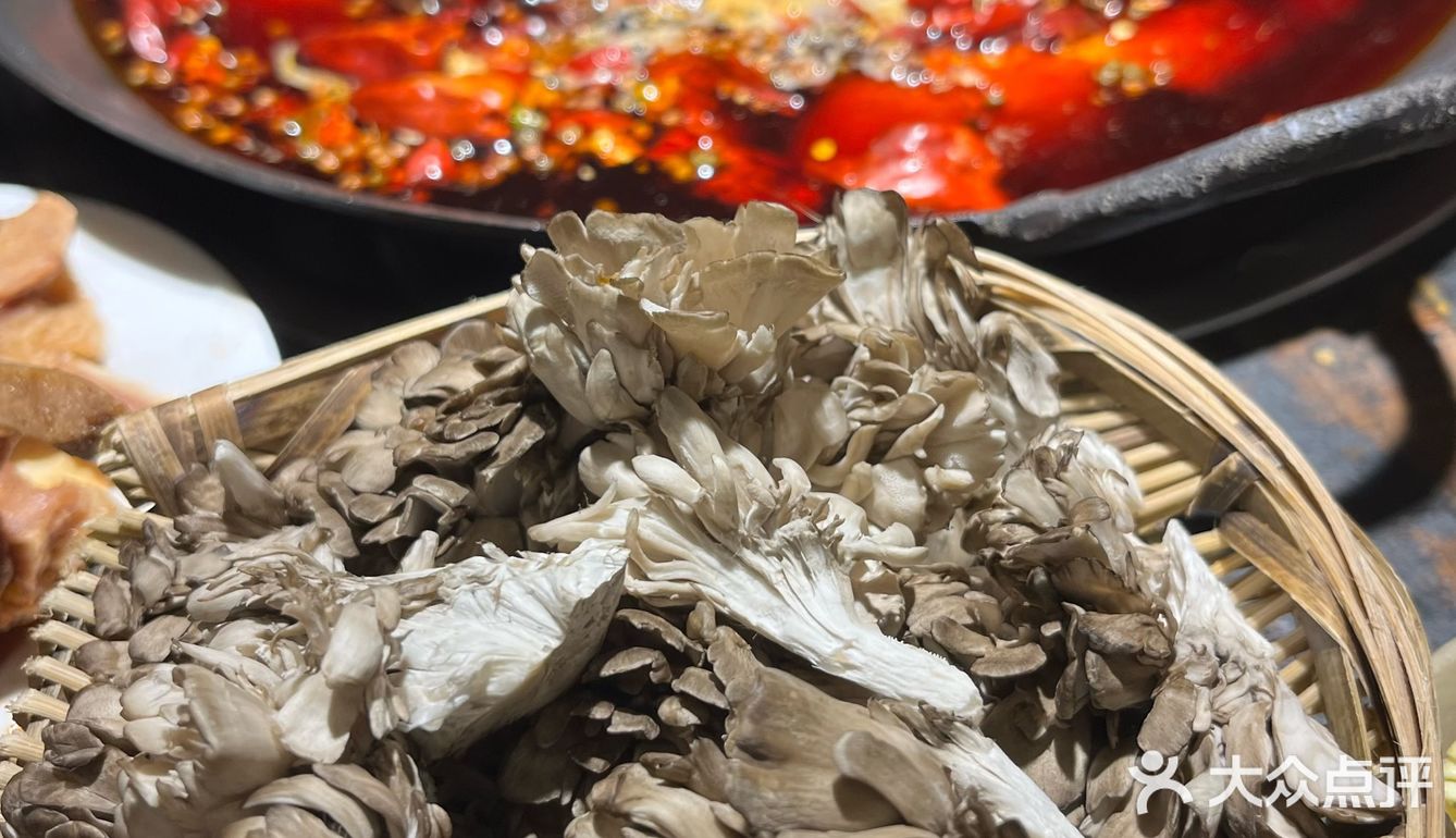 做了一辈子火锅的张孃孃，开了家招牌红彤彤的野火锅