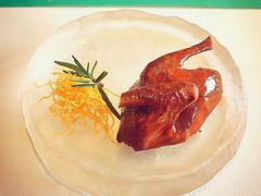香茅玻璃脆皮乳鸽-龙吟山房(青龙山庄店)