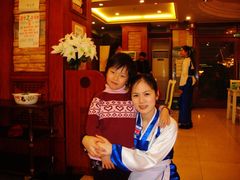 女儿与服务员合影-平壤馆(西塔街店)