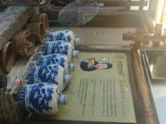 面包甜点陈列柜-印象老灶台三下锅·湘西本土原味菜(黄龙洞店)