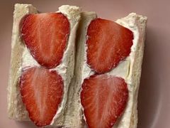 草莓脆脆奶油三明治-Seesaw Coffee(环贸iapm店)