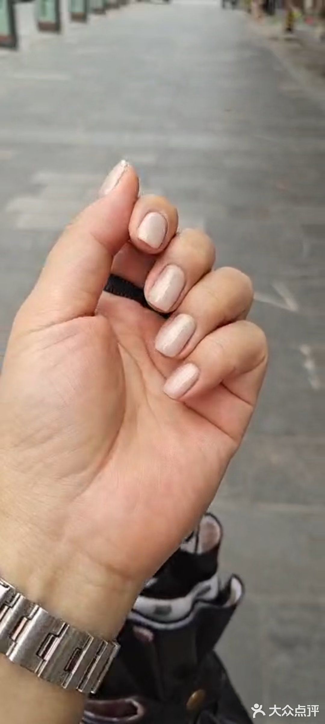 美甲可以免费跳两指，颜色有两百多种可以选择