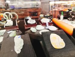 -灵彩珠宝(朗香街店)