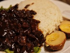 黑胡椒牛肉拌飯-小街天府