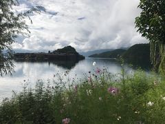 蓝天&nbsp;白云&nbsp;小岛&nbsp;湖水&nbsp;小花-丽江泸沽湖景区-里格半岛