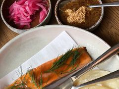 烟熏三文鱼配烤饺子皮和芥末籽酱-BOR Eatery(安福路店)