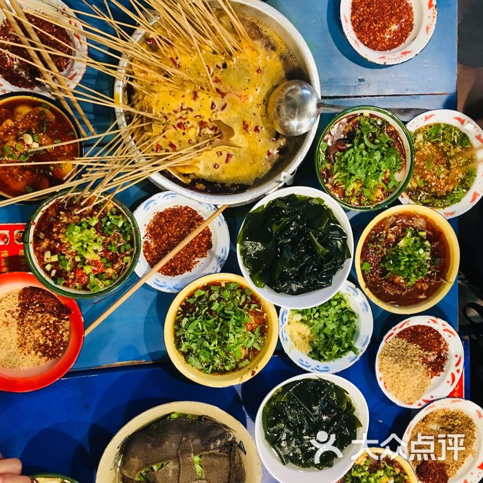 马路边边麻辣烫